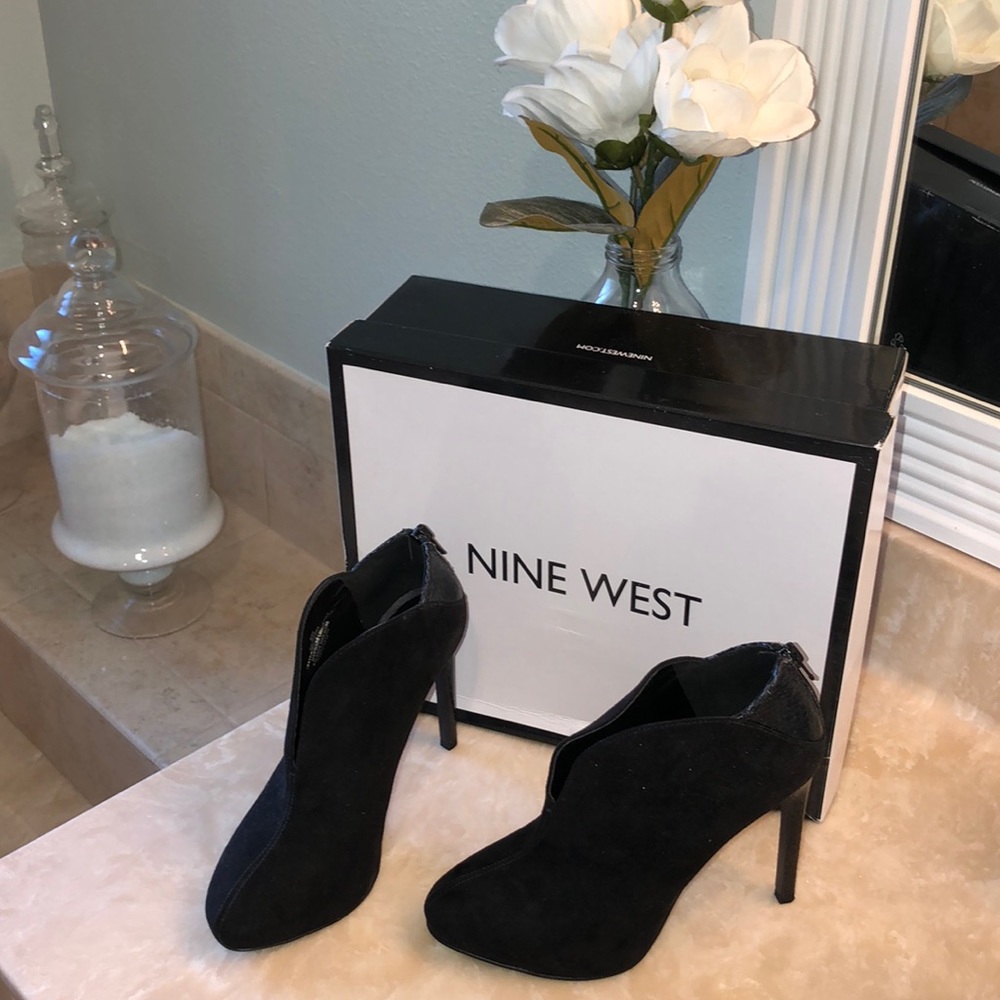 LIKE NEW Nine West Black Suede Stiletto Booties 🖤